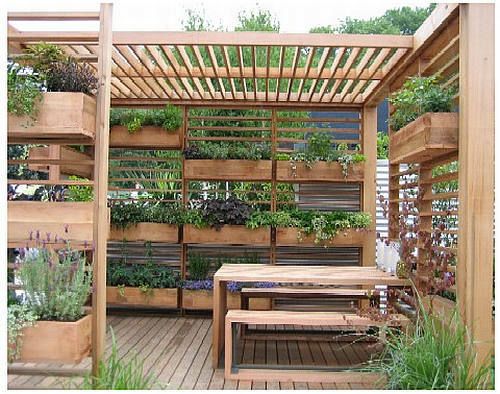 Prieel in tuin met planten